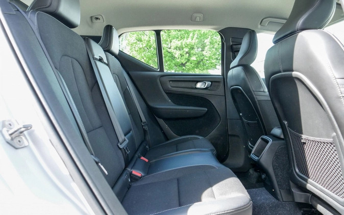 Volvo XC 40 cena 99900 przebieg: 75301, rok produkcji 2018 z Sierpc małe 529